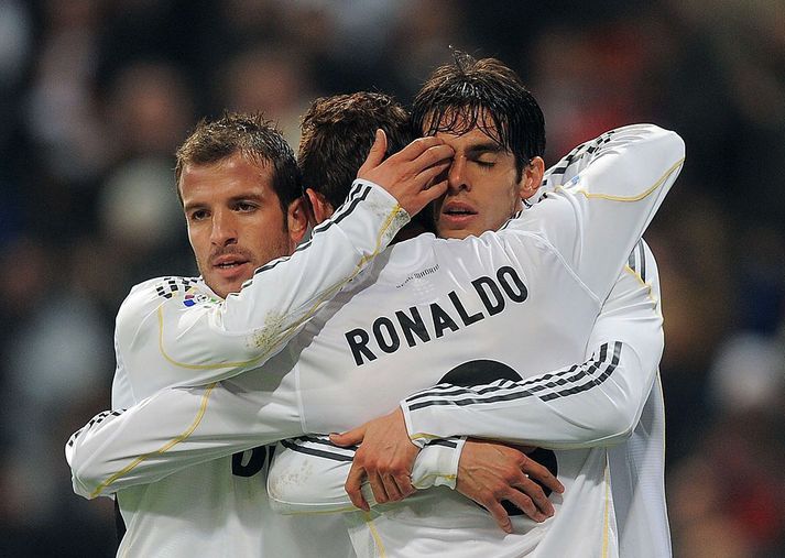 Cristiano Ronaldo ætti svo sem að vita hver Rafael van der Vaart er, en hér faðmast þeir ásamt Kaka í leik með Real Madrid árið 2010.