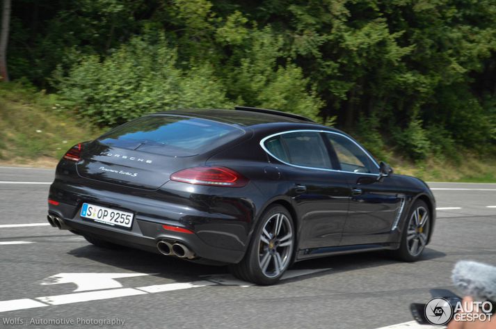 Porsche Panamera Turbo S á Nürburgring brautinni.