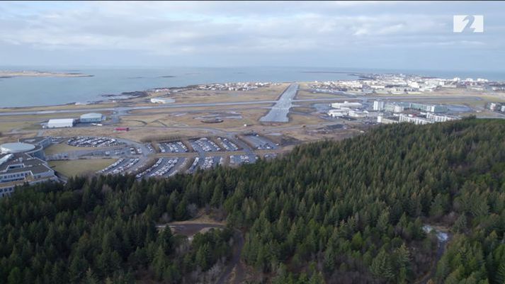 Austur/vestur flugbrautinni var lokað vegna trjágróðurs í Öskjuhlíð, sem vaxið hefur upp í hindranaflöt.