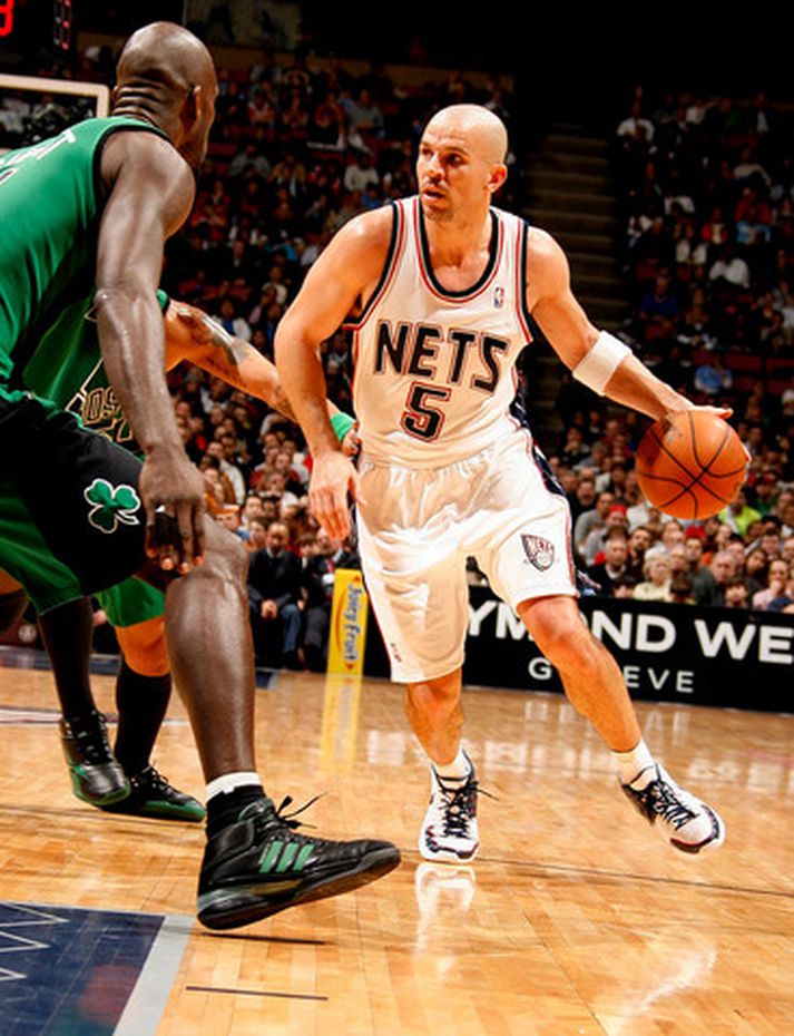 Jason Kidd sækir að Kevin Garnett í leik New Jersey og Boston í nótt.