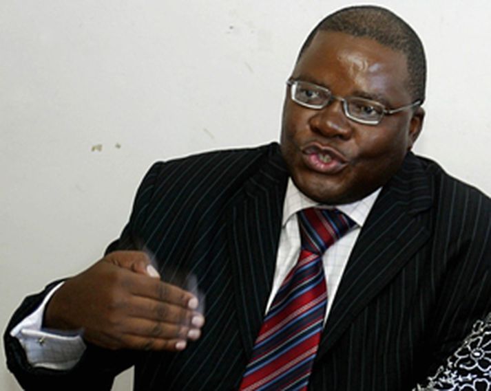 Tendai Biti leiðtogi MDC stjórnarandstöðuflokksins í Zimbabwe á blaðamannafundi í Harare í dag.