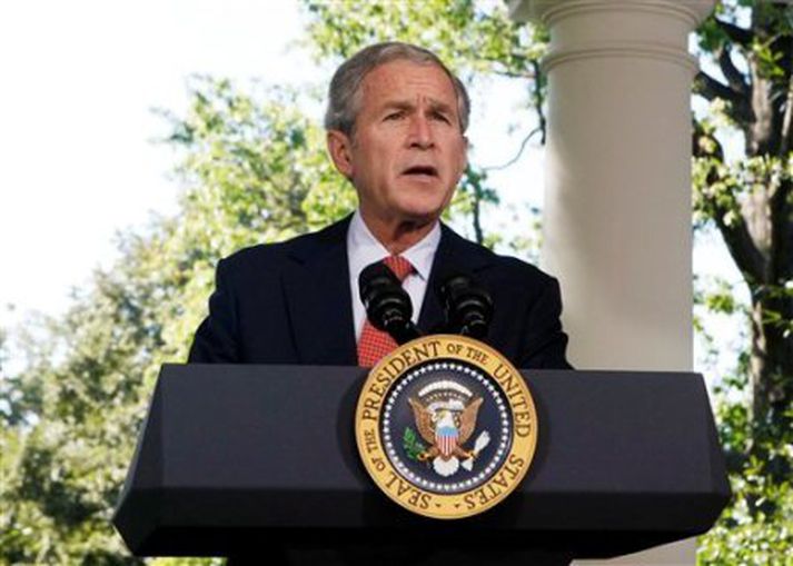 George W. Bush, forseti Bandaríkjanna, ræðir við blaðamenn fyrir utan Hvíta húsið í Washington.