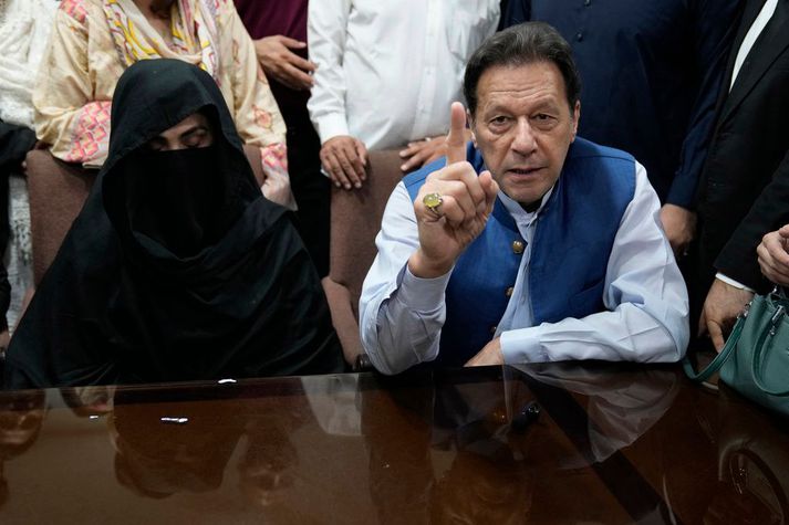 Hjónin Bushra Bibi og Imran Khan árið 2023.