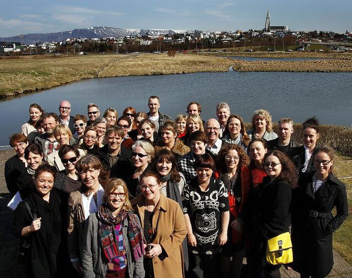 Fulltrúar Samtaka skapandi greina komu saman fyrir utan Háskóla Íslands eftir formlega stofnun samtakanna. fréttablaðið/gva