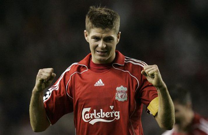 Steven Gerrard, fyrirliði Liverpool, fagnar sigri á Barcelona í 16 liða úrslitum Meistaradeildarinnar.