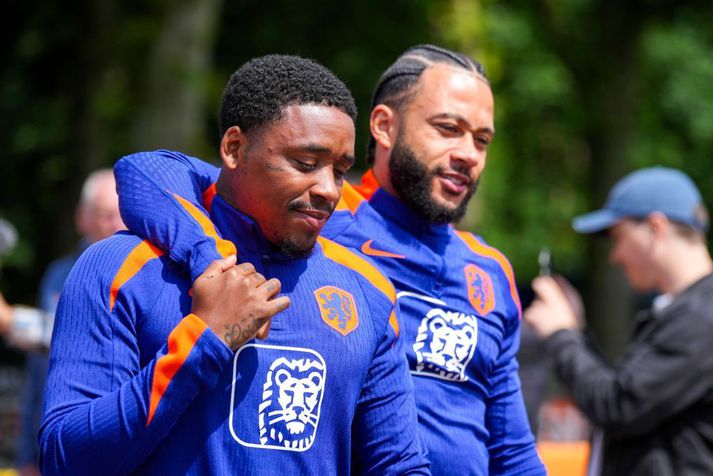 Steven Bergwijn og Memphis Depay á Evrópumótinu í sumar. Hvorugur þeirra er í hollenska hópnum sem mætir Bosníu og Þýskalandi í Þjóðadeildinni 7. og 10. september.