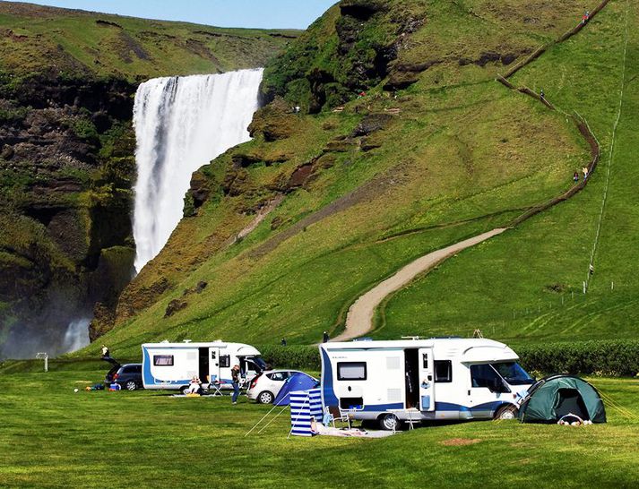 Húsbílar við Skógarfoss.