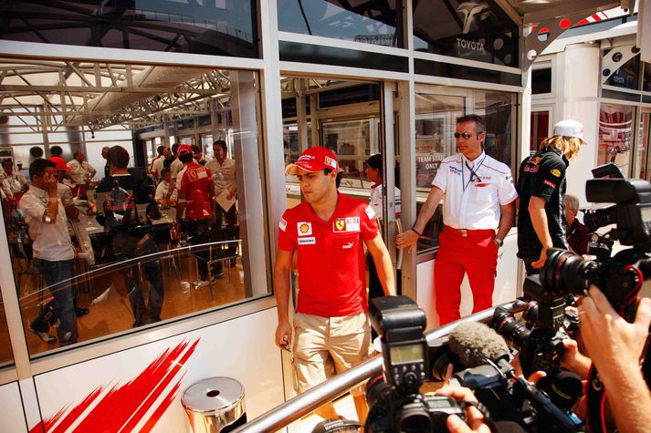 Felipe Massa gengur af fundi hjá Formúu 1 keppnisliðum í Tyrklandi.