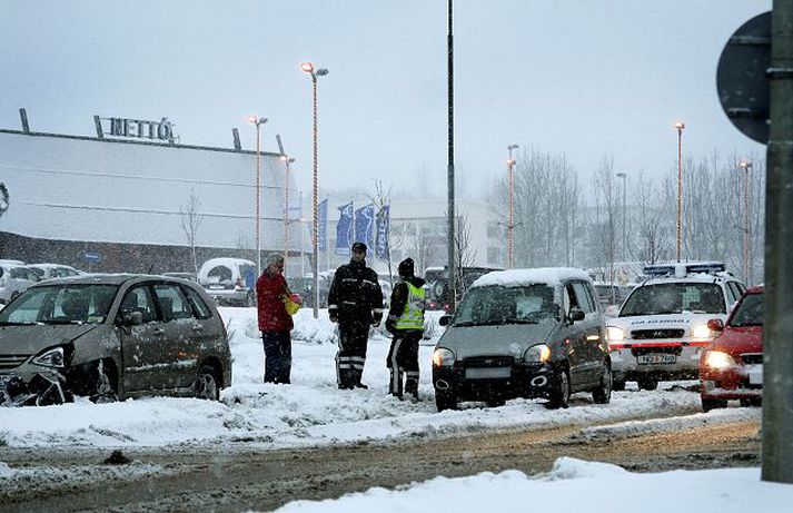 Akureyri Það snjóaði hressilega á Akureyri í gær.