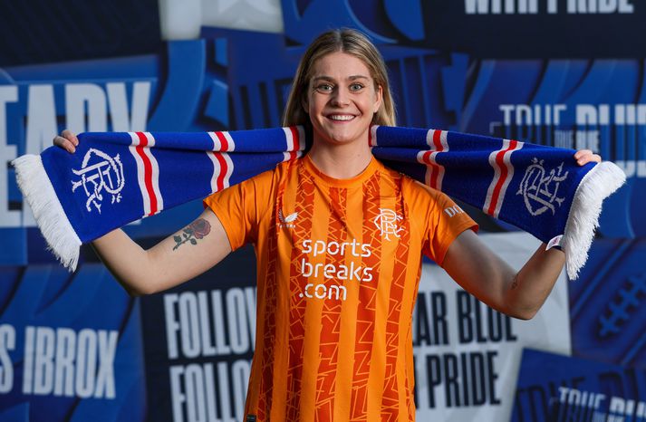 Telma Ívarsdóttir mætt í treyju Rangers og með trefil í litum félagsins.