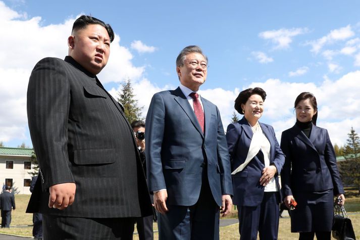 Kim Jong-un, leiðtogi Norður-Kóreu (t.v.) og eiginkona hans Ri Sol Ju (2. t.h.) ásamt Moon Jae-in, forseta Suður-Kóreu (2. t.v.) og eiginkonu hans Kim Jung-sook (t.h).