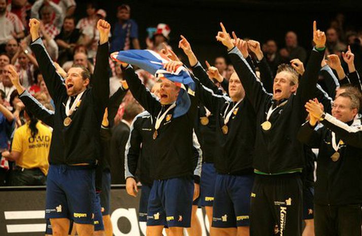 Íslenska handboltalandsliðið fagnar bronsinu á EM í Austurríki.