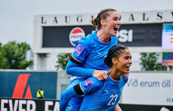 Íslenska kvennalandsliðið í fótbolta vann eitt stærsta afrek ársins þegar liðið vann 3-0 sigur á stórliði Þjóðverja á Laugardalsvellinum og tryggði sér með því sæti á Evrópumótinu sem fer fram í Sviss á næsta ári. Hér fagna Sveindís Jane Jónsdóttir og Karólína Lea Vilhjálmsdóttir einu af mörkum Íslands í leiknum.