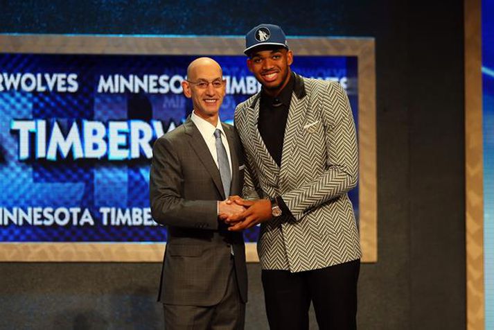 Towns ásamt Adam Silver, framkvæmdastjóra NBA-deildarinnar.