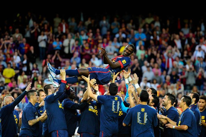 Leikmenn Barcelona tolleruðu Eric Abidal eftir að hann lék sinn síðasta leik með félaginu.