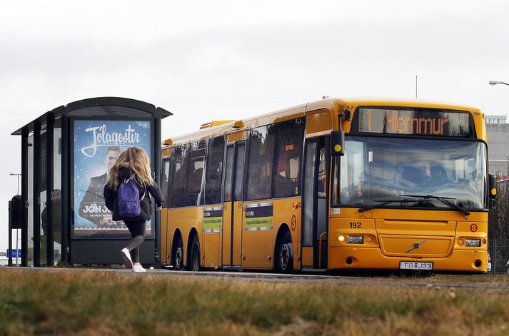 Móðirin hafði fullt í fangi með innkaupapoka og annað barn og tók því ekki eftir því að drengurinn væri einungis í einum skó.