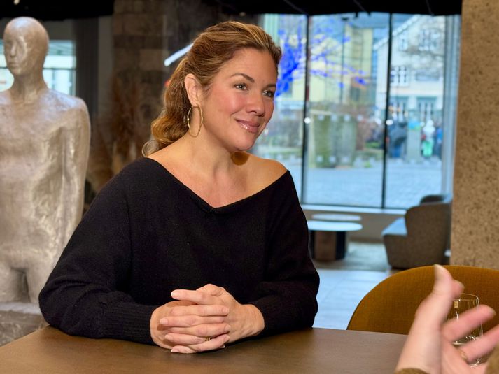 Sophie Trudeau, fjölmiðlakona, rithöfundur og fyrrverandi forsetafrú Kanada, er stödd á Íslandi. Hún segist elska land og þjóð og að Kanadamenn og Íslendingar séu um margt líkir í háttum, þeir séu frekar afslappaðir.