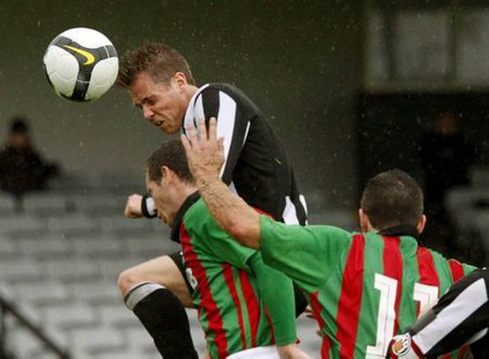 Kjartan Henry skallar að marki í fyrri leiknum gegn Karpaty.