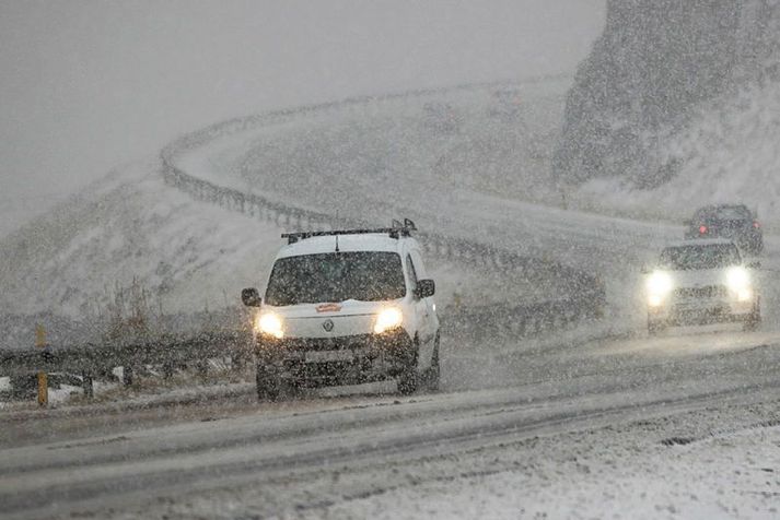 Óvissustig tekur gildi um vegi um allt land eftir því sem líður á kvöldið og óveðrið nálgast.