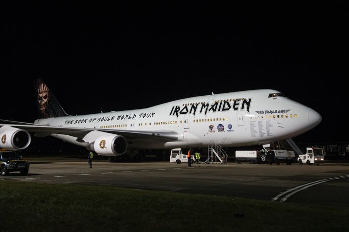 Þota Atlanta kom til Cardiff í nótt frá Dubai þar sem hún var merkt Iron Maiden. Á meðan tónleikaferð hljómsveitarinnar stendur mun hún vera kennd við einkennisfígúru Iron Maiden beinagrindina Eddie the Head, og ganga undir nafninu Ed Force One.