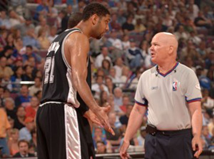 Tim Duncan ræðir hér við Joey Crawford dómara í leik í úrslitunum árið 2005