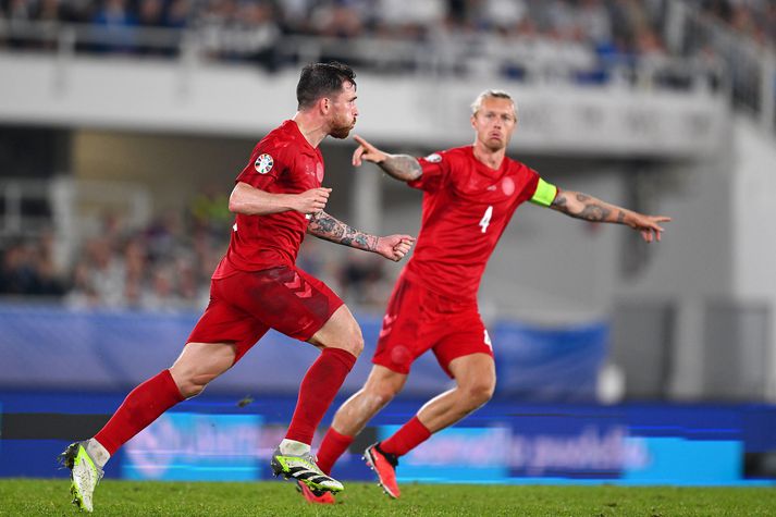 Pierre-Emile Højbjerg fagnar markinu sem tryggði Danmörku stigin þrjú með Simon Kjær, fyrirliða danska liðsins. 