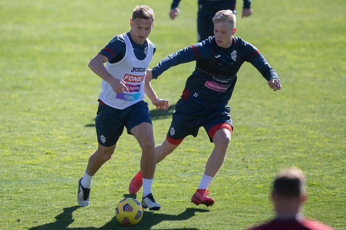 Hörður Björgvin Magnússon til varnar á æfingu CSKA í blíðunni í Campoamor, sem er í nágrenni Alicante á Spáni.