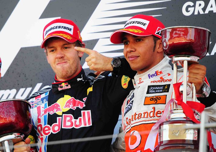 Mögulegur meistari, Sebastian Vettel og fráfarandi meistari, Lewis Hamilton á verðlaunapallinum í Japan í nótt.