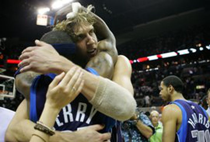 Dirk Nowitzki og Jason Terry fagna hér tímamótasigri Dallas á meisturum San Antonio í nótt, eftir ótrúlegan framlengdan oddaleik sem sýndur var í beinni útsendingu á Sýn