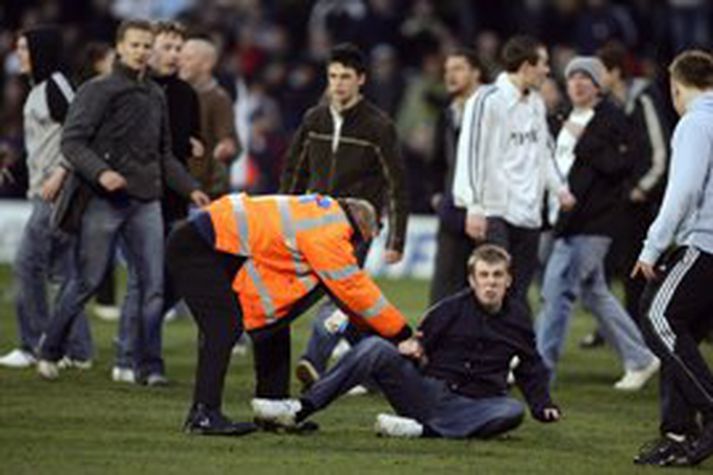 Hér má sjá öryggisverði yfirbuga einn stuðningsmannanna eftir leik Fulham og Chelsea í vor