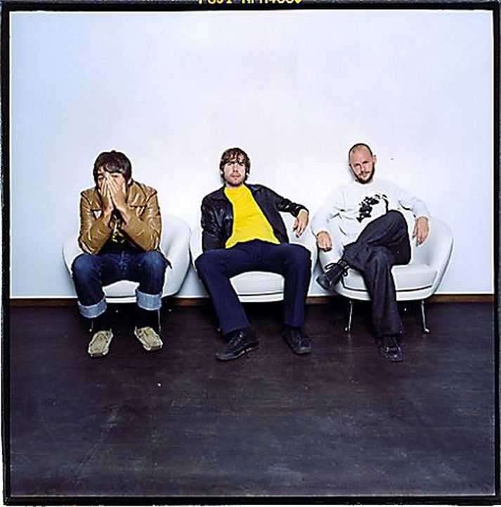 peter, bjorn & john tónleikum sænsku sveitarinnar hefur verið frestað til 31. mars.