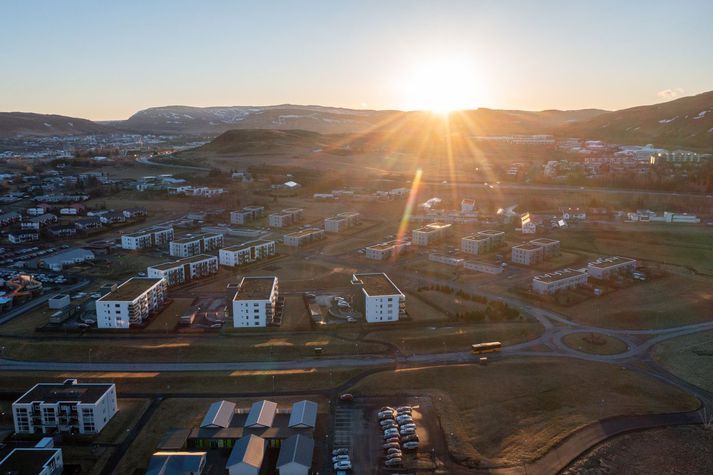 Atvik málsins áttu sér stað í íbúð konunnar í Mosfellsbæ.