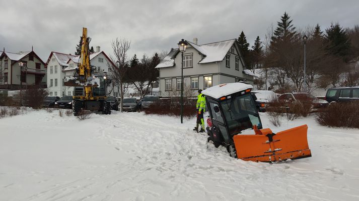 Grafan mætir á svæðið til að bjarga snjóplógnum.