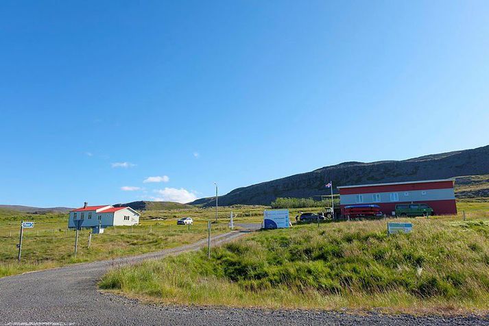 Aðra líkamsárásina framdi maðurinn í nágrenni bæjarins Ögurs í Súðavíkurhreppi.