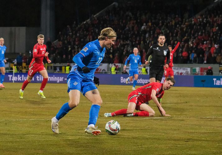 Andri Lucas Guðjohnsen er ekki lengur lítill og alls ekki feitlaginn. Hann var í byrjunarliði Íslands gegn Wales á föstudaginn og spilar væntanlega gegn Tyrkjum í kvöld.