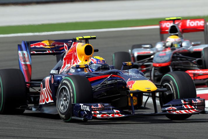 Mark Webber á undan Lewis Hamilton, en Red Bull liðið er á toppnum í Formúlu 1 þessa dagana.