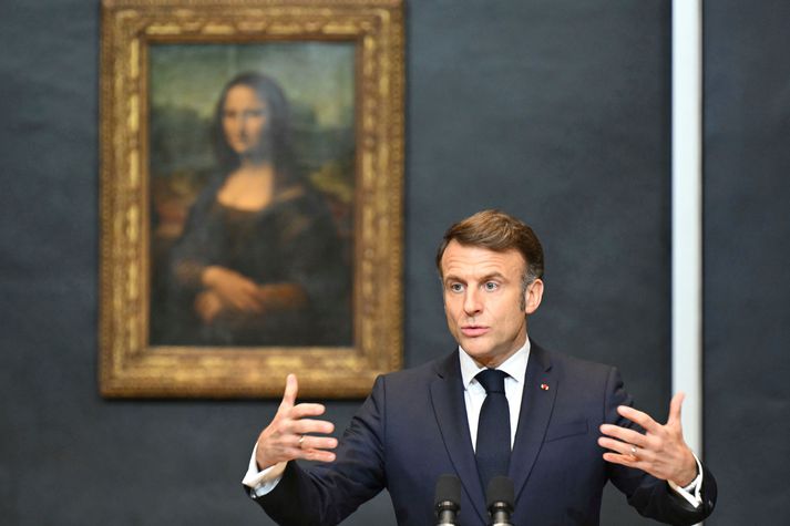 Macron hélt blaðamannafund í dag um fyrirhugaða uppbyggingu og endurbætur á Louvre-safninu í París.