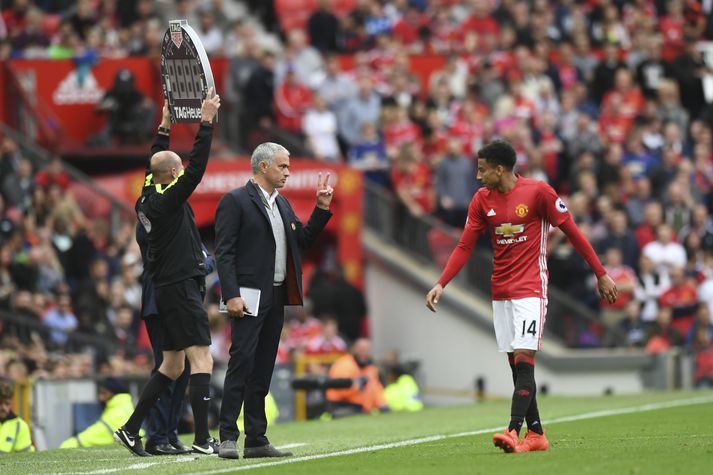 Lingard og Mourinho ræða saman.