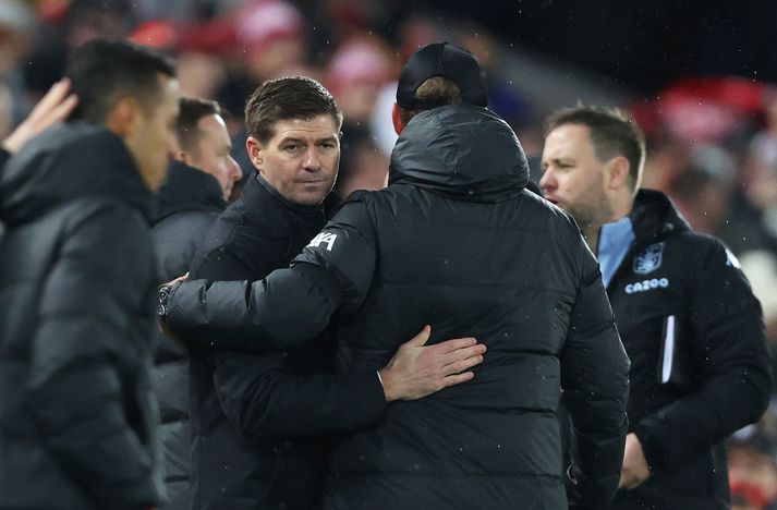 Steven Gerrard þakkar Jürgen Klopp fyrir leikinn. Gerrard var ekki sáttur með vítaspyrnudóminn sem réði úrslitum.