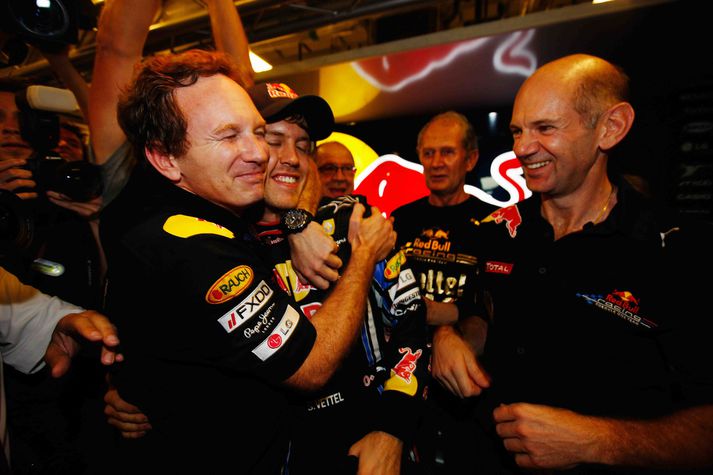 Christian Horner fagnar Sedbastin Vettel ásamt Adrian Newey.