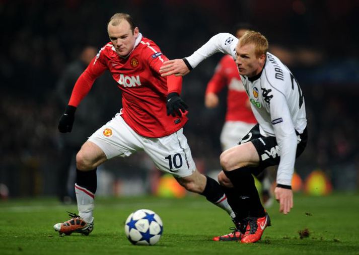 Wayne Rooney og Jeremy Mathieu berjast um boltann í kvöld.