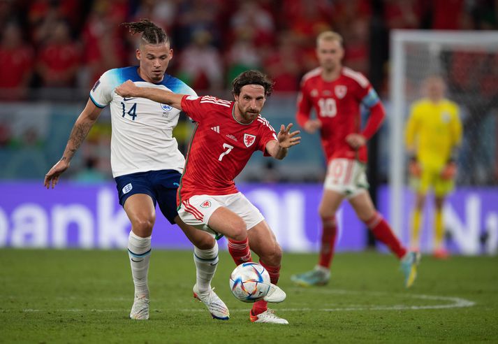 Joe Allen í baráttu við Kalvin Phillips í leik Wales og Englands á HM 2022.