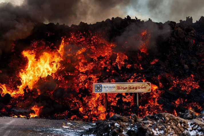 Hraunið stefndi í gær að Bláa lóninu en vonir standa til að varnargarðar haldi.