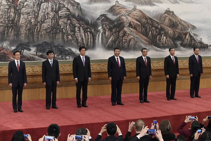 Han Zheng, Wang Huning, Li Zhanshu, Xi Jinping forseti, Li Keqiang forsætisráðherra, Wang Yang og Zhao Leji skipa stjórnmálanefnd Kommúnistaflokksins.