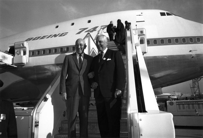 Fyrsta eintak Boeing 747 kom út úr verksmiðjunni þann 30. september árið 1968. Stjórnarformaður Boeing, Bill Allen, og forstjóri Pan Am, Juan Trippe, í stiganum en Pan Am hvatti Boeing til að framleiða tvöfalt stærri farþegaþotu en áður hafði þekkst.