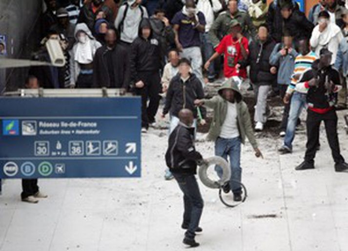 Ungmennin á Gare du Nord lestarstöðinni í dag.