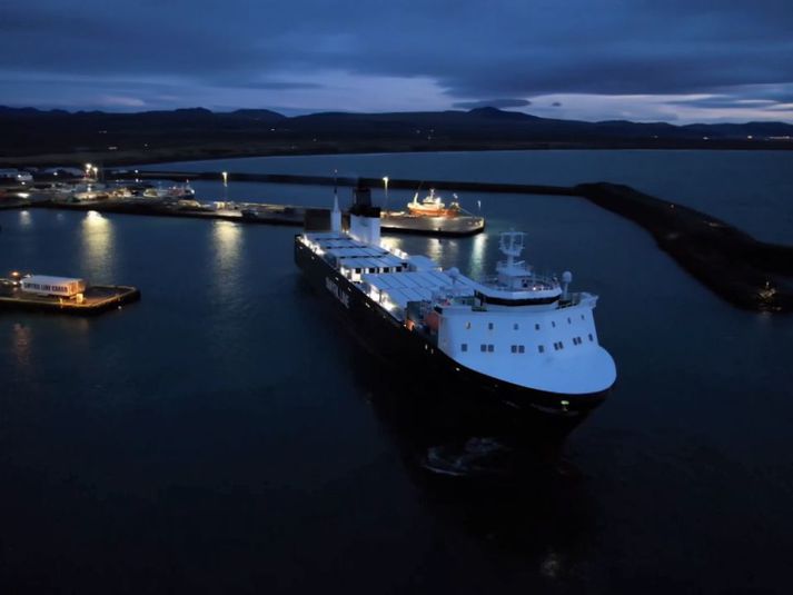 Skip Smyril Line, Akranes, að leggjast að bryggju í Þorlákshöfn.