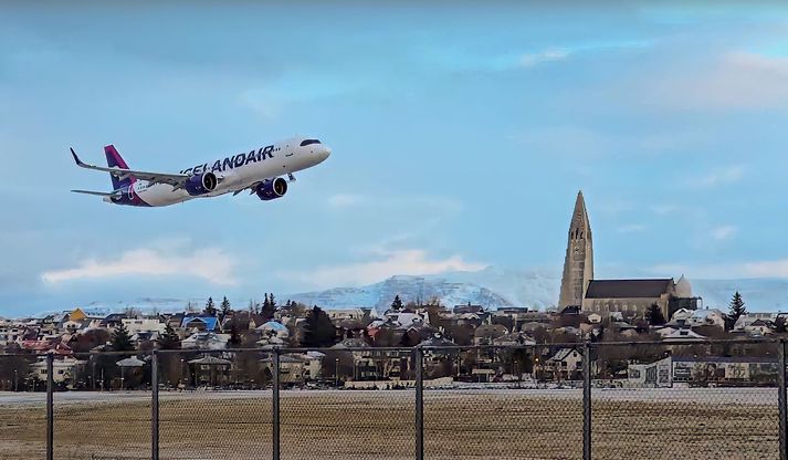 Flugvélin Esja með fjallið Esju í baksýn. Þessi fyrsta Airbus-þota Icelandair flaug yfir Reykjavíkurflugvöll síðastliðinn þriðjudag áður en lent var á Keflavíkurflugvelli.