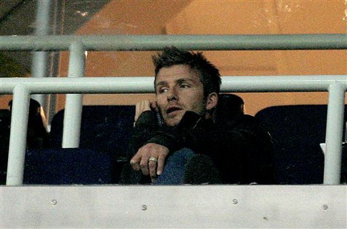 David Beckham var kallaður til Spánar úr brúðkaupi Tom Cruise og Katie Holmes í Róm. Beckham, sem er meiddur, varð síðan að sitja í stúkunni og fylgjast með félögum sínum í Real Madrid leika gegn Racing Santander.