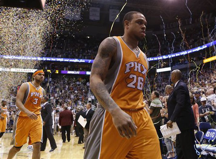 Shannon Brown og Jared Dudley leikmenn Phoenix ganga svekktir af leikvelli eftir tapið gegn Utah.